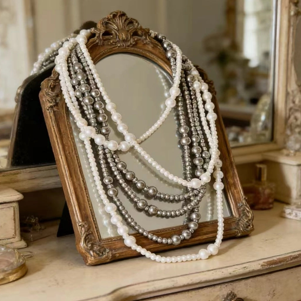 Catena per clavicola grigia multistrato con perline e perle, catena per maglione con perle bianche