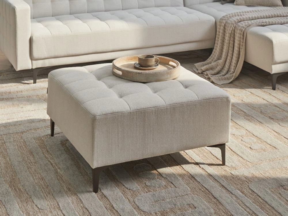 Poggiapiedi quadrato in tessuto trapuntato in tessuto bianco ottomana moderno con gambe dorate