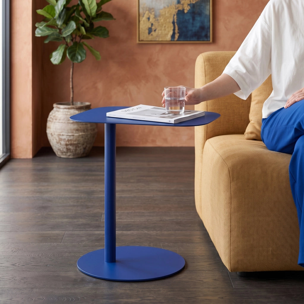 Tavolino Laterale Nastätten in Metallo con Piano di Appoggio Trapezoidale - Blu Scuro [en.casa]