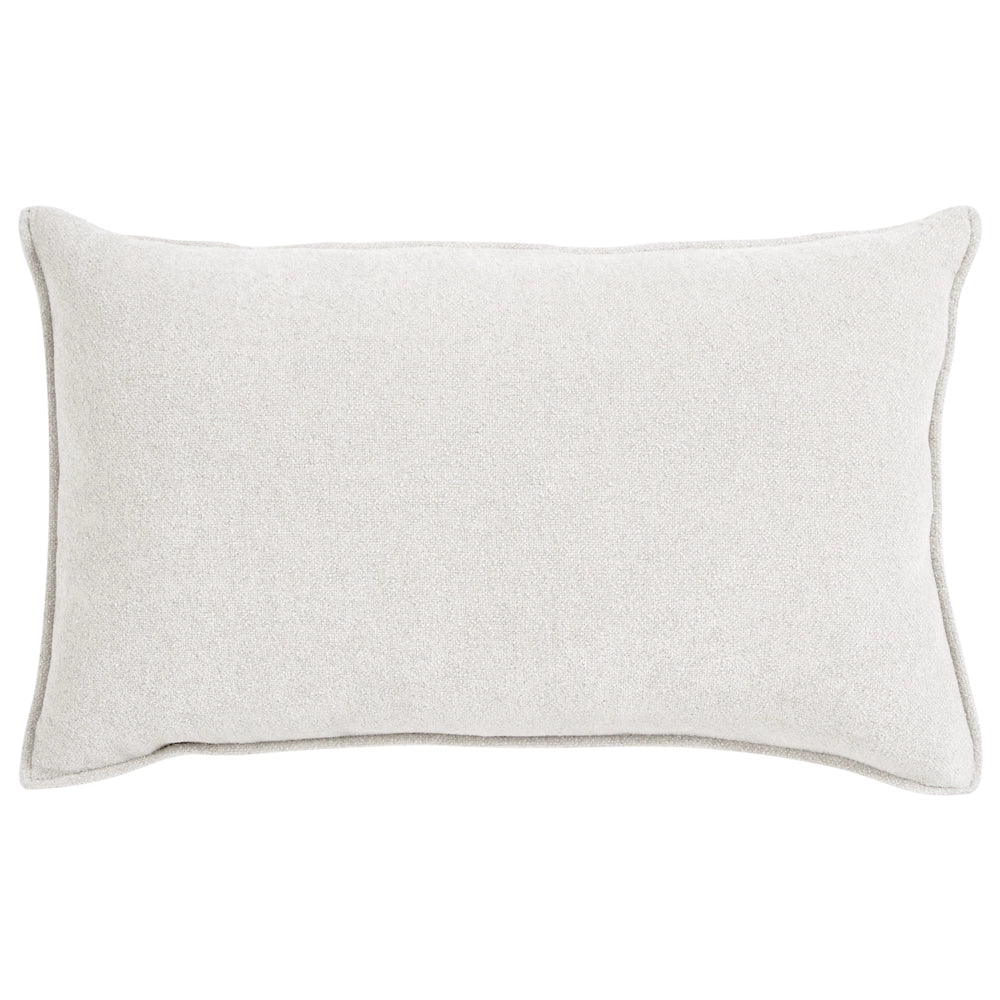 Poltrona in tessuto bianco con rivestimento in peluche, gambe cilindriche e stile organico