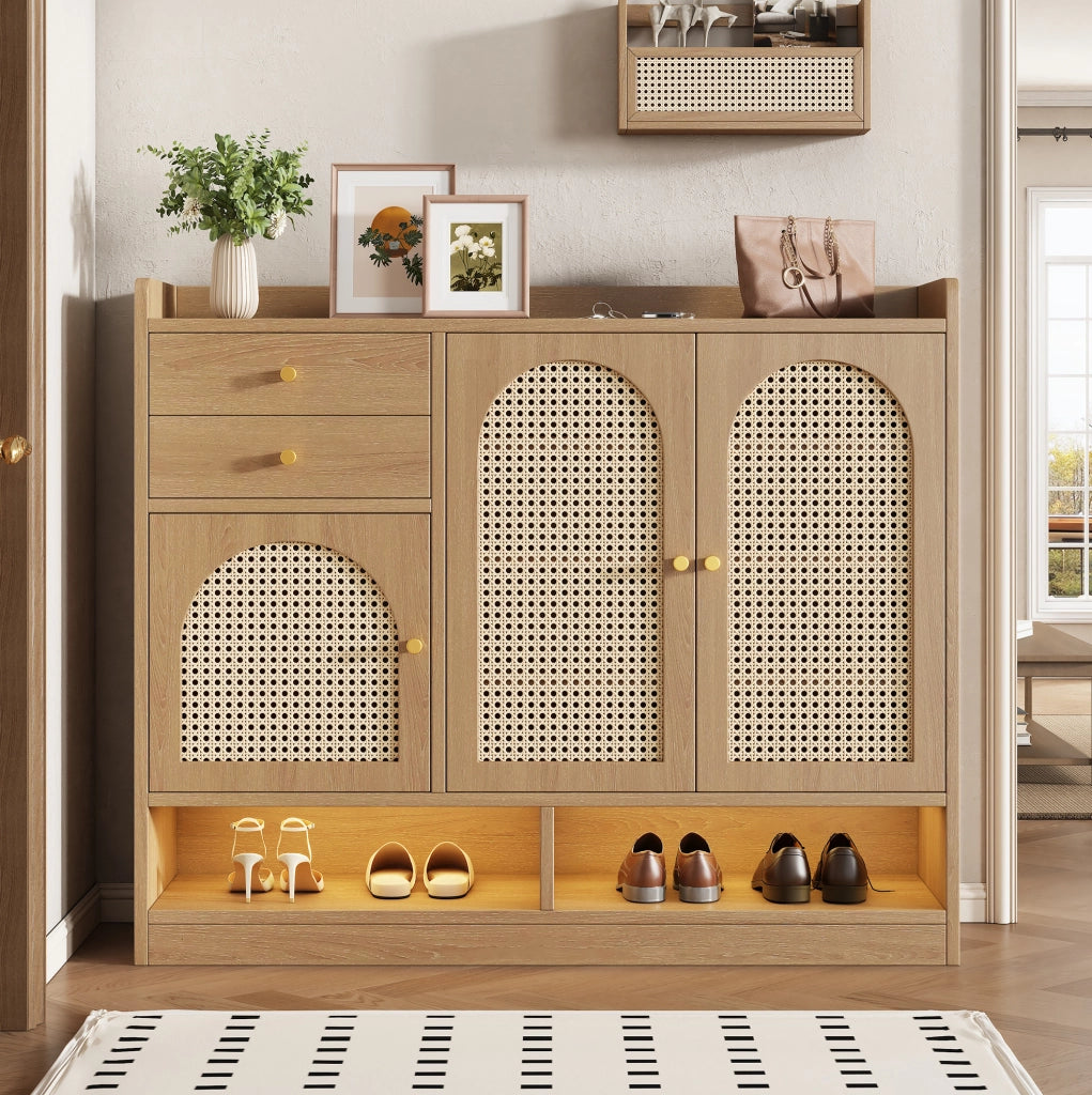 Scarpiera ULEVR 120x35x100 cm con 3 ante in rattan, 2 cassetti, ripiani regolabili e LED, naturale