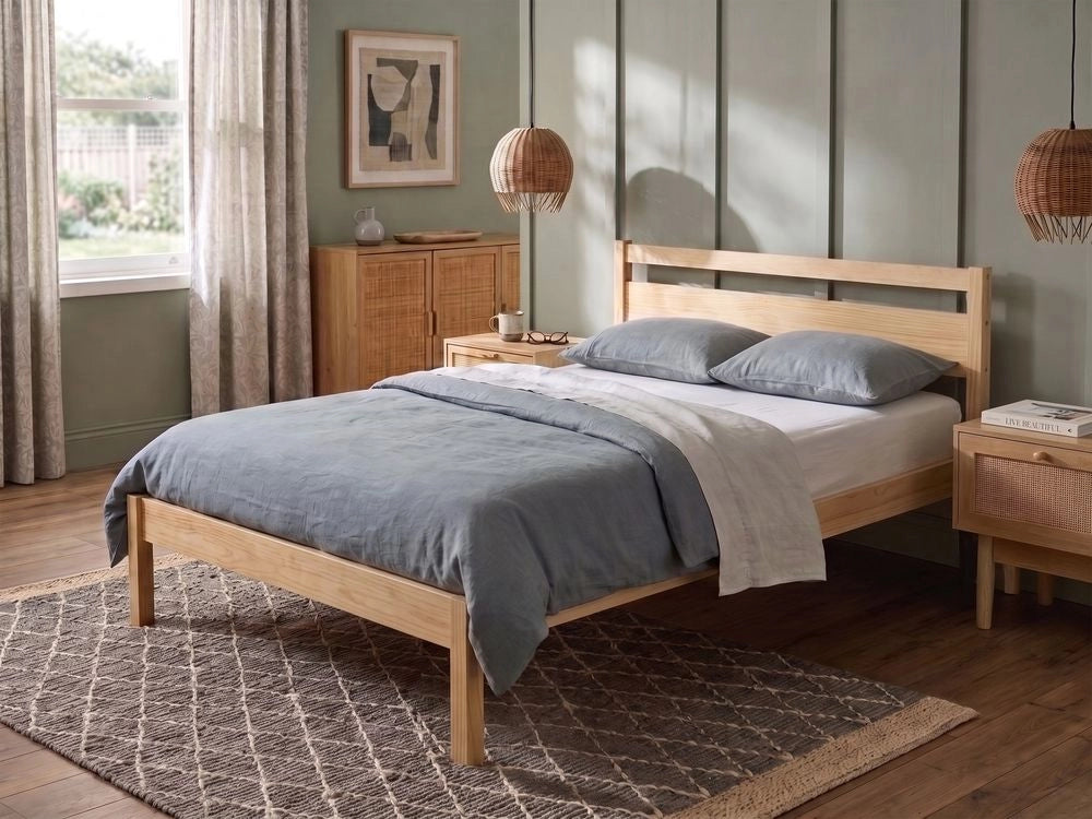 Letto matrimoniale in legno di Pino chiaro con Rete a Doghe 140 x 200 cm Testiera a doghe minimalista