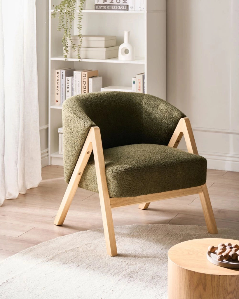 Poltrona verde scuro in tessuto bouclé con gambe in legno, design moderno, per soggiorno e camera da letto