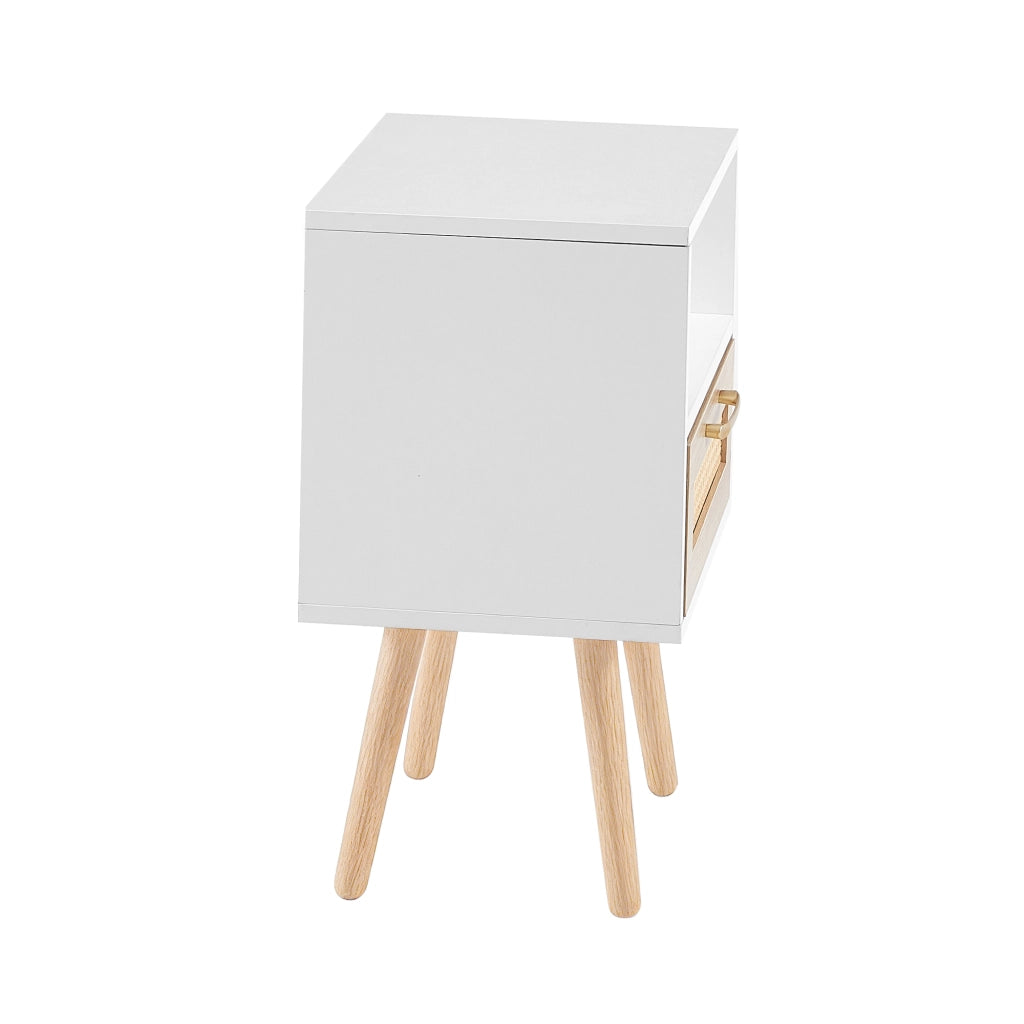Comodino in MDF con cassetto e frontale in rattan, gambe in legno e maniglia in metallo, bianco naturale 55 × 40 × 30 cm
