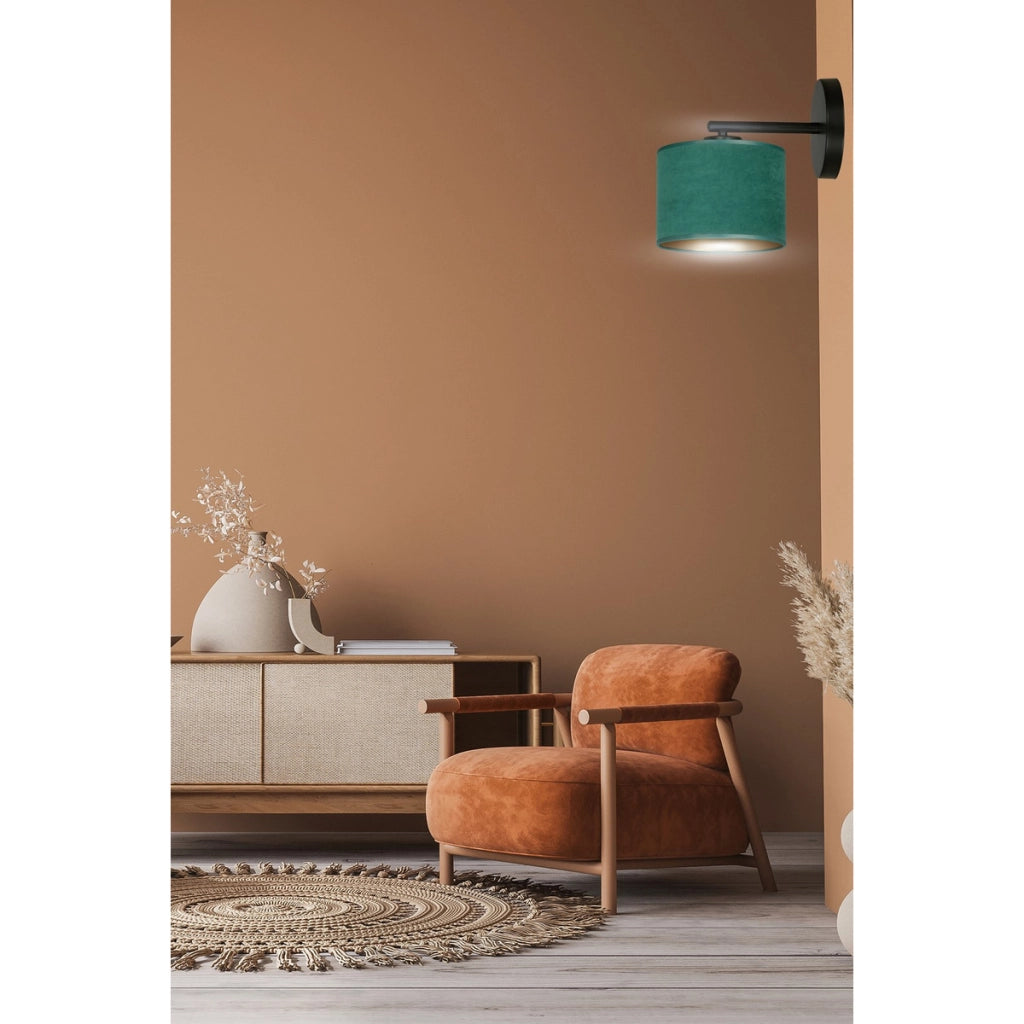 Lampada a parete Hilde in acciaio nero e tessuto vellutato verde