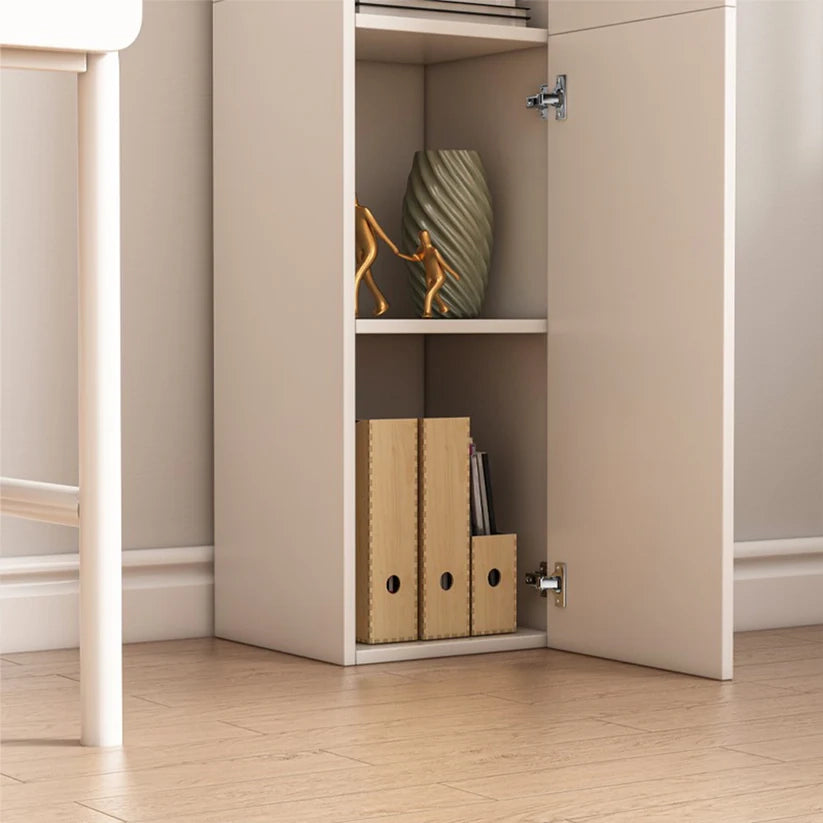 Libreria alta 174 cm, in finitura bianca, ideale per spazi ridotti.