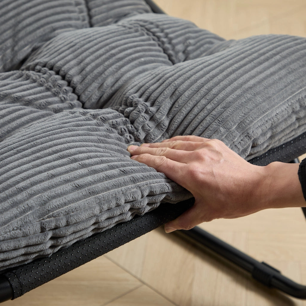 Chaise longue da esterno con poggiapiedi e cuscino imbottito; schienale reclinabile in acciaio grigio