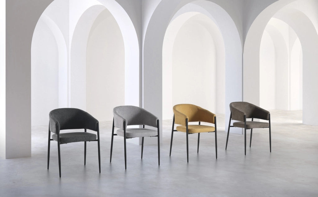 Sedia da interni Maya con braccioli, struttura in metallo antracite e seduta in tessuto Easy-Clean marrone chiaro - Design Elegante
