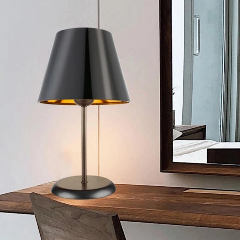 Lampada da tavolo Verda ASZ1212 in metallo e paralume tessuto nero