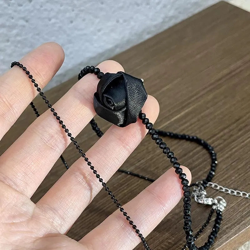 Collana con rosa e perline di cristallo nero: gioiello gotico fatto a mano, idea regalo