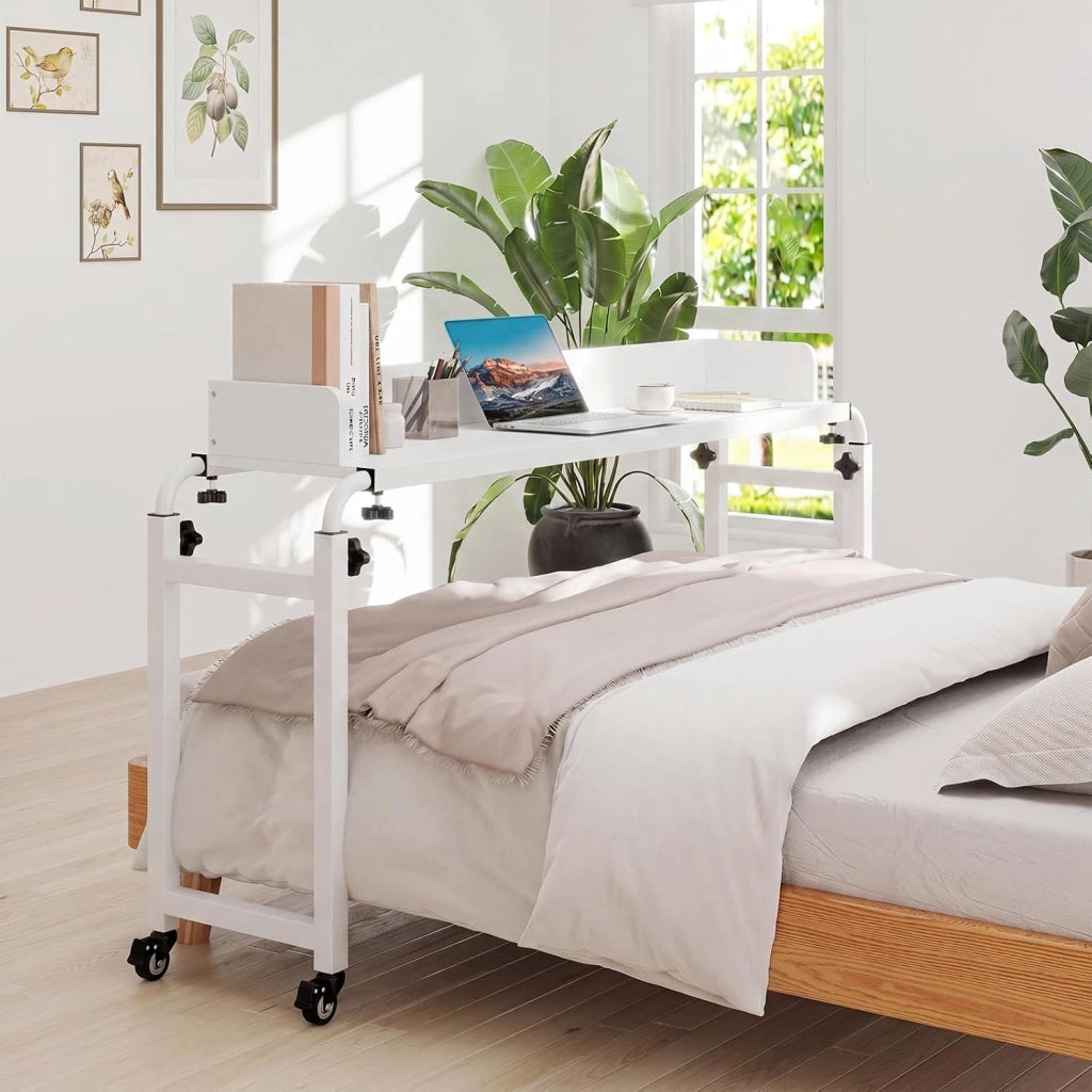 Scrivania da Letto con Ruote, Tavolino da Letto Salvaspazio con Altezza e Lunghezza Regolabili, Telaio in Metallo, Scrivania Portatile per Camera da Letto, Soggiorno e Ospedale (Bianco)