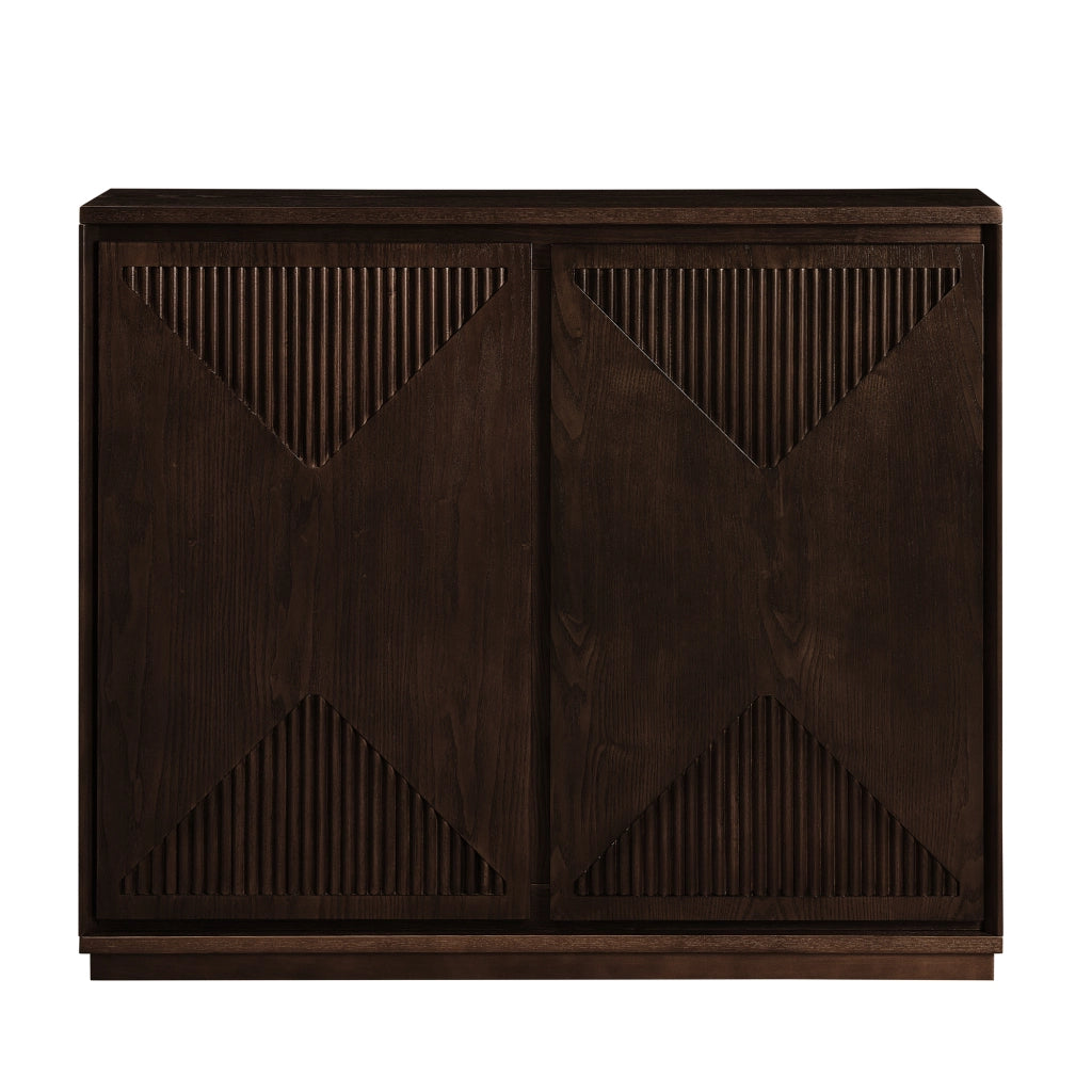 Credenza con ante scanalate a V e aperture per prese in legno e MDF noce