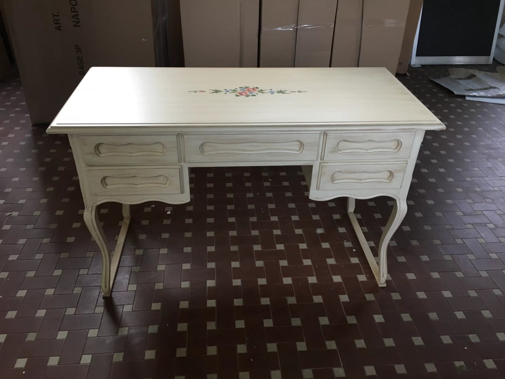 Scrivania in legno avorio pennellato con decori l.130 p.60 h.79 - Mobili 2G