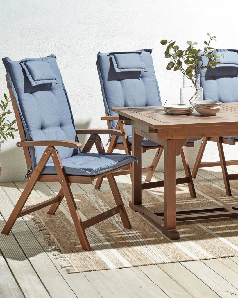 Set di 6 sedie da giardino in legno di acacia scuro naturale regolabili e pieghevoli per esterni con braccioli in stile rustico con cuscini blu