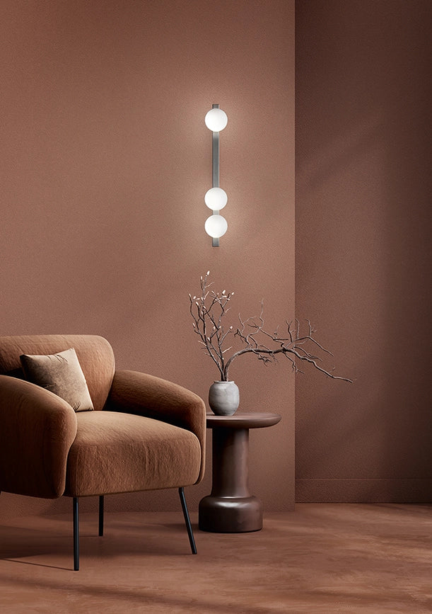 Plafoniera Moderna a 3 Luci in Metallo Grigio Titanio con Diffusori Sferici in Vetro Bianco Acidato - Design Elegante 60 cm - Perenz