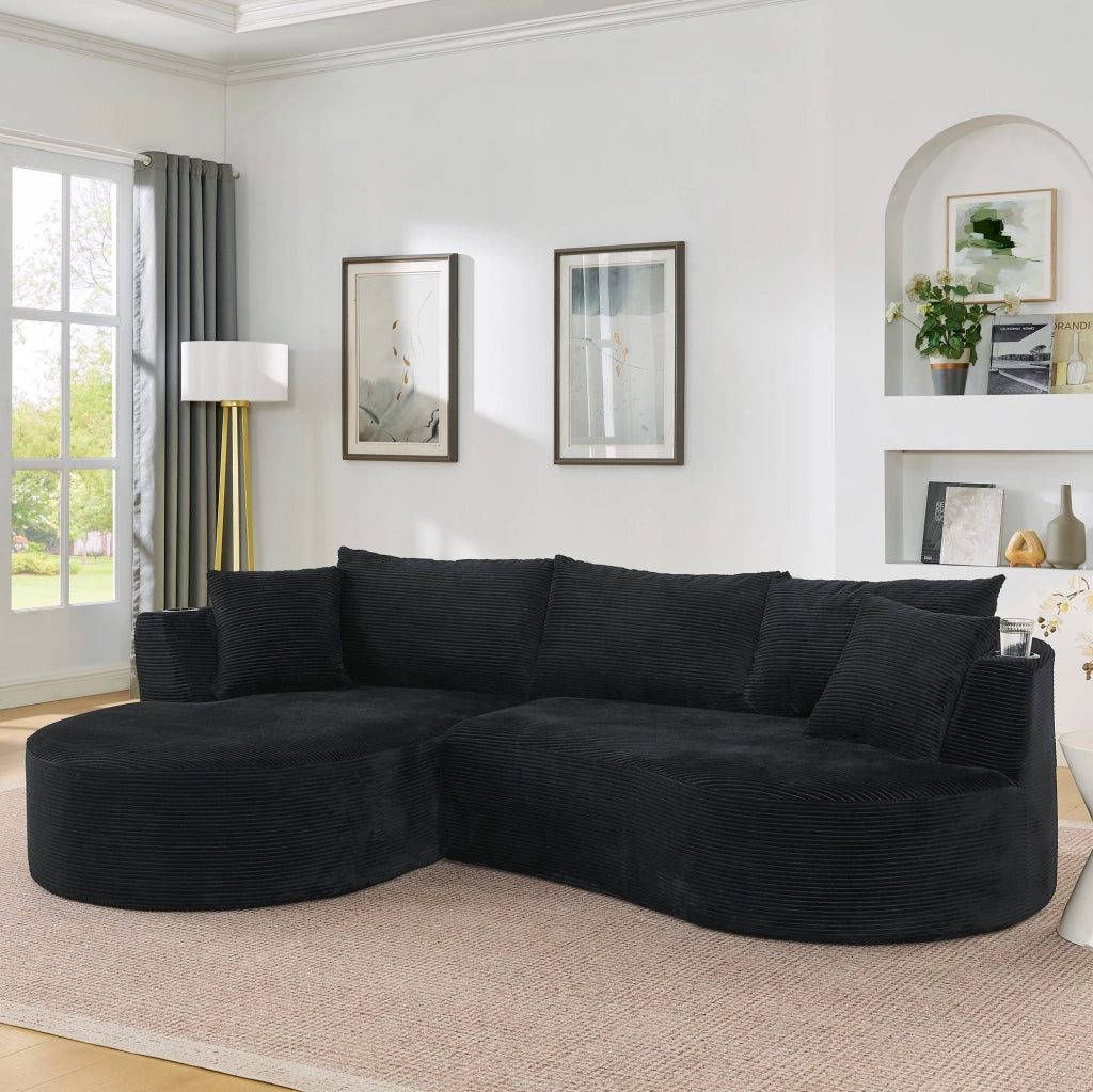 Divano a 3 posti dal design curvo in tessuto corduroy nero; con portabicchieri e cuscini