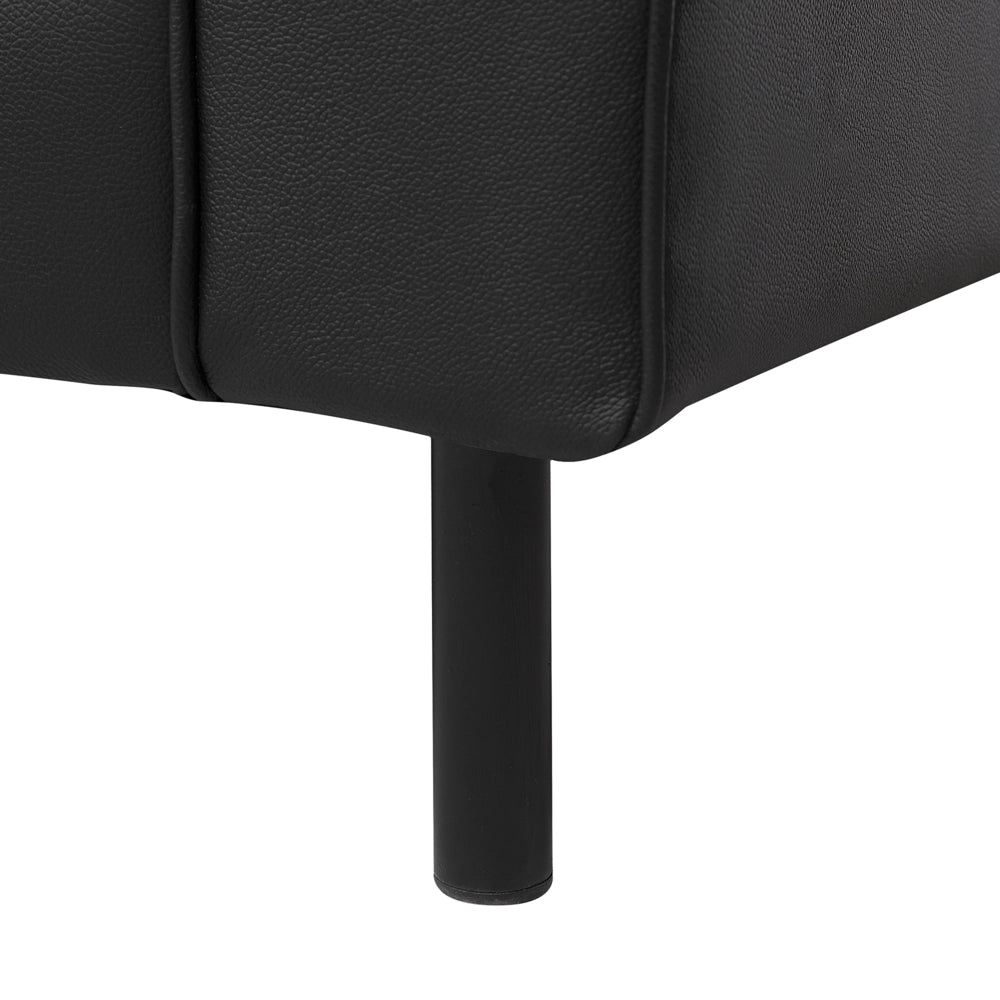 Divano in pelle nera a 3 posti con gambe in metallo con schienale imbottito e minimalista moderno
