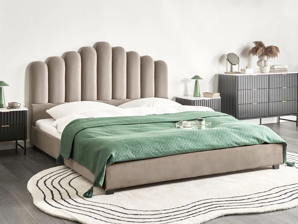Letto matrimoniale ad acqua in velluto tortora 180 x 200 cm testata alta a conchiglia stile classico retrò