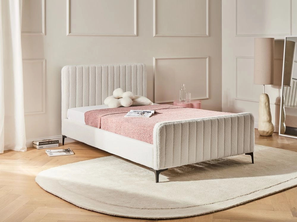Letto matrimoniale in bouclè con testiera trapuntata gambe in metallo da 120 x 200 cm e base a doghe bianco sporco Design moderno