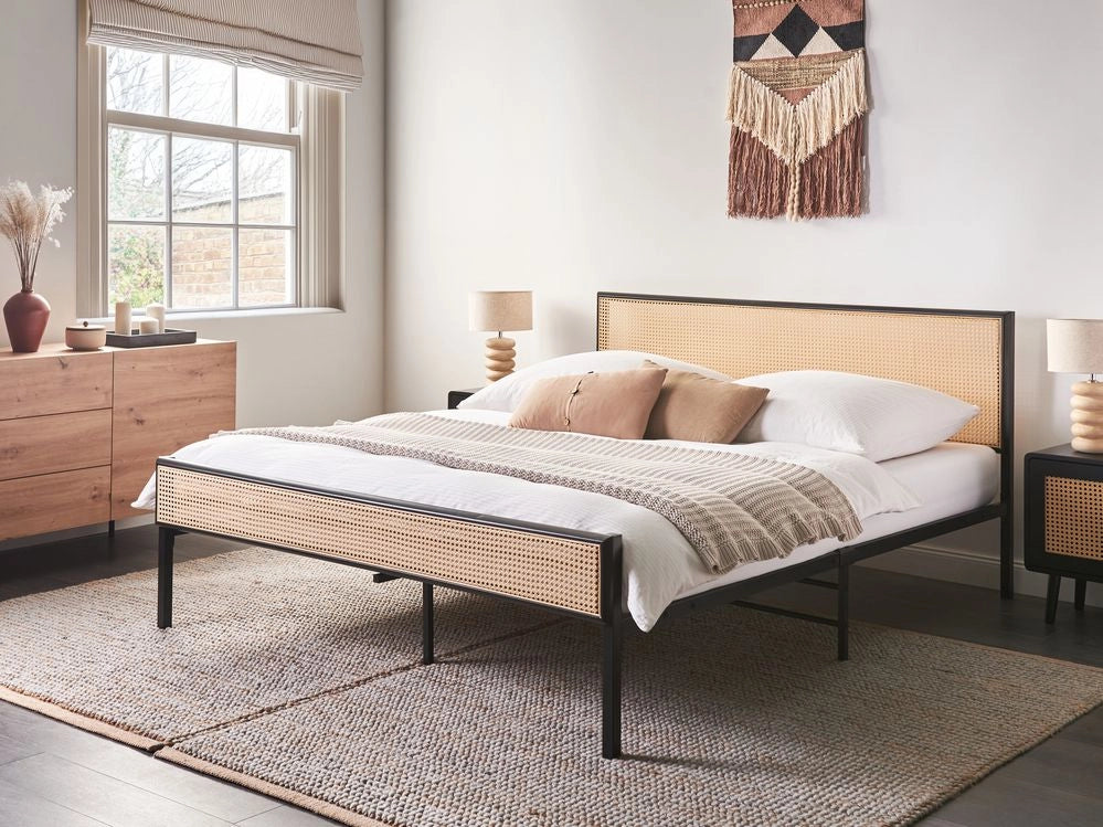 Letto matrimoniale imbottito in tessuto nero con rete a doghe e gambe in legno 160 x 200 cm stile contemporaneo