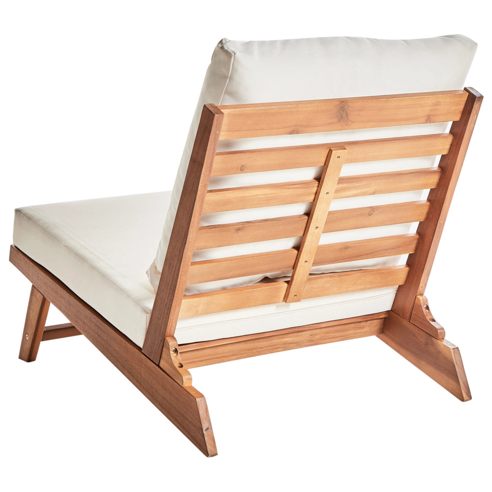 Poltroncina Light in legno di acacia colore bianco sporco con schienale e cuscini per la seduta Design perfetto per interni ed esterni, che unisce stile moderno e rustico.