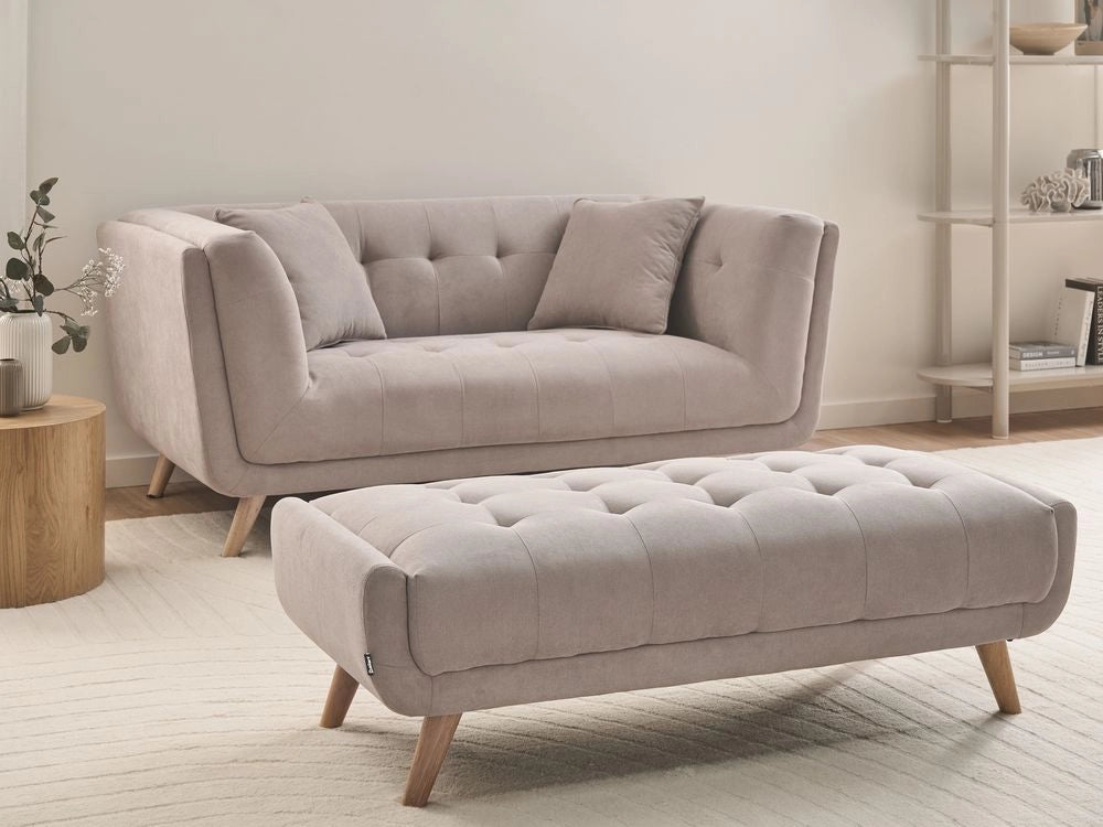 Divano a due posti in tessuto con poggiapiedi cuscini decorativi e gambe in legno trapuntatura decorativa stile retrò tortora