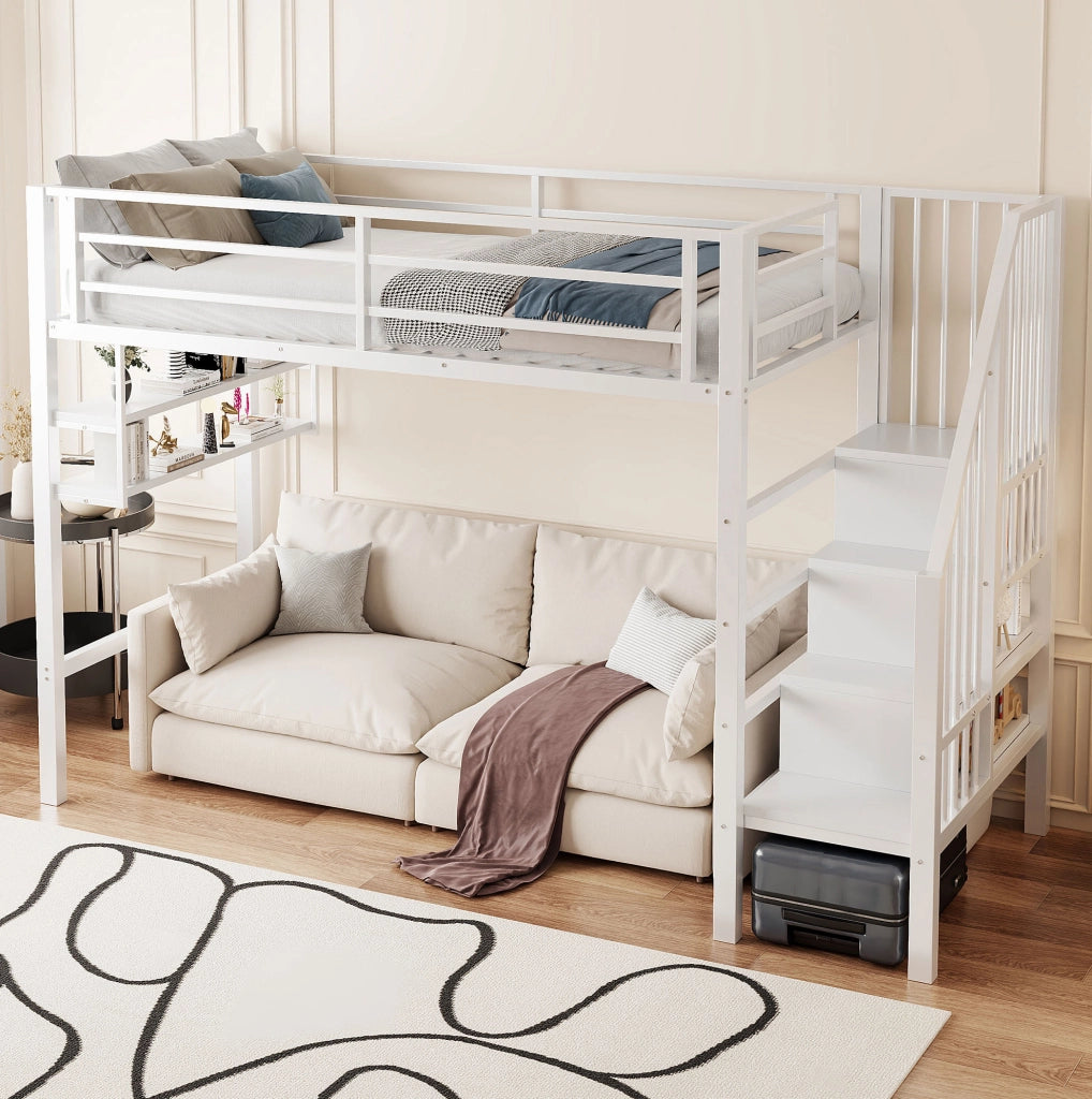 Letto a soppalco 90x200 cm con ripiani; scala contenitore e spazio libero; metallo e MDF bianco