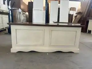 Cassapanca Alberta in legno bianco anticato e noce scuro con zocolo sagomato
