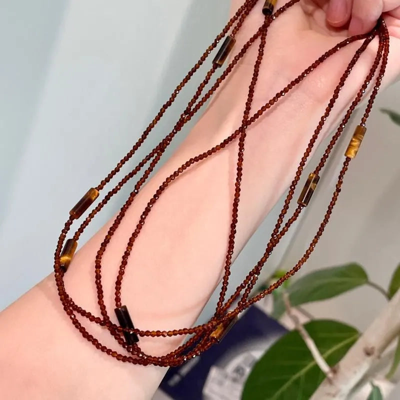 Collana fatta a mano con perline di cristallo marrone: gioiello leggero con perline.