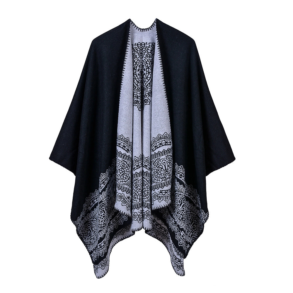 Nuova collezione di sciarpe, scialli e mantelle in cashmere in classico stile britannico per donna.