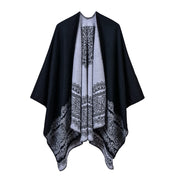 Nuova collezione di sciarpe, scialli e mantelle in cashmere in classico stile britannico per donna.