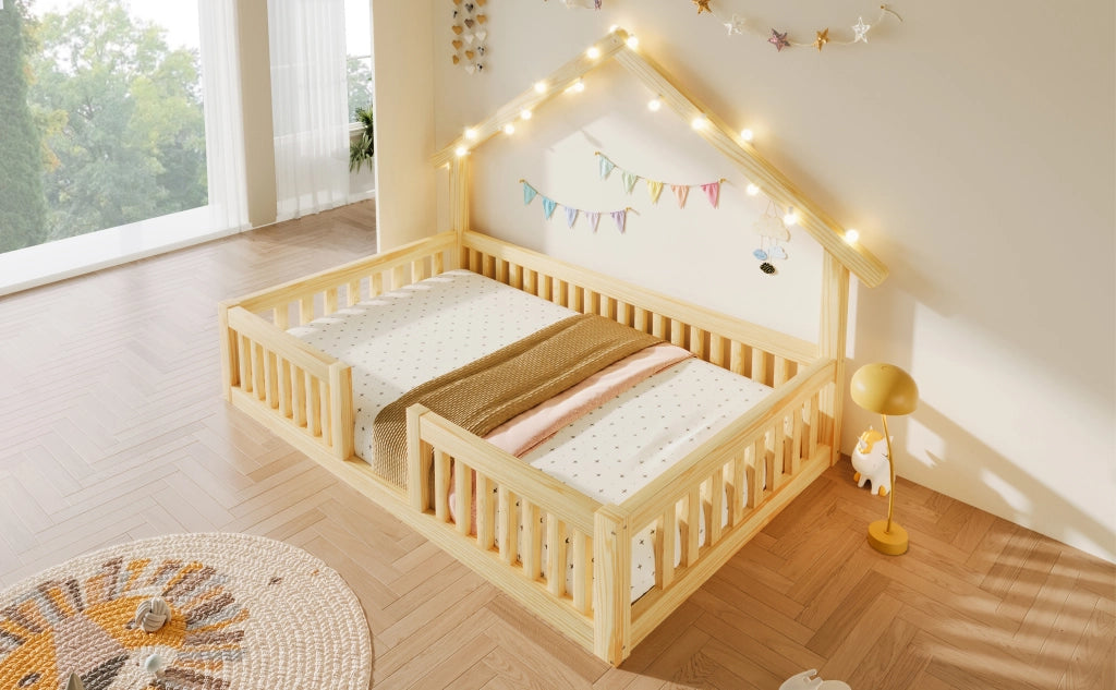 Letto a casetta per bambini 90 × 200 cm con spondine di sicurezza e luce LED, senza materasso, legno naturale