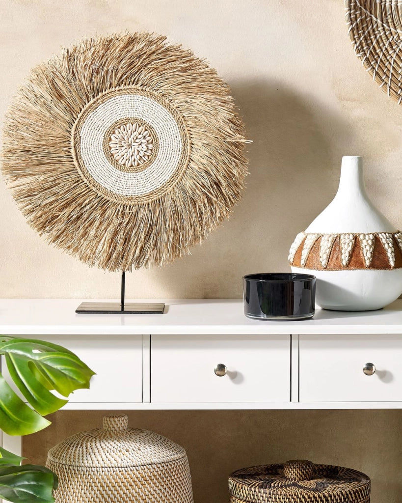 Ornamento in paglia con conchiglie in legno chiaro, fatto a mano, design marino naturale Arte contemporanea