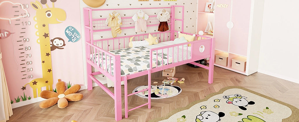 Letto a soppalco basso per bambini 90x200 cm in metallo rosa con griglie di sicurezza, asta appendiabiti e ripiani