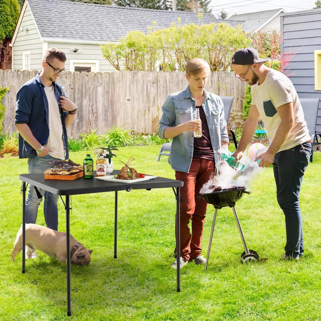 Tavolo Pieghevole da Campeggio, Tavolino Picnic Portatile e Salvaspazio con Cinghie per il Trasporto, in HDPE con e Acciaio, per Barbecue, Giardino, Esterno, Carico di 100 kg (Grigio)