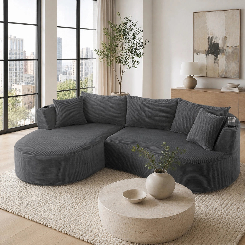 Divano a 3 posti dal design curvo in tessuto corduroy grigio; con portabicchieri e cuscini