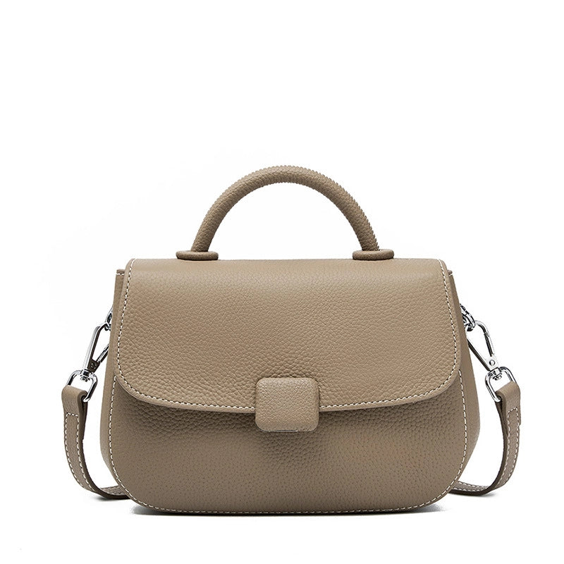 Borsa a tracolla classica da donna in vera pelle, colore grigio.