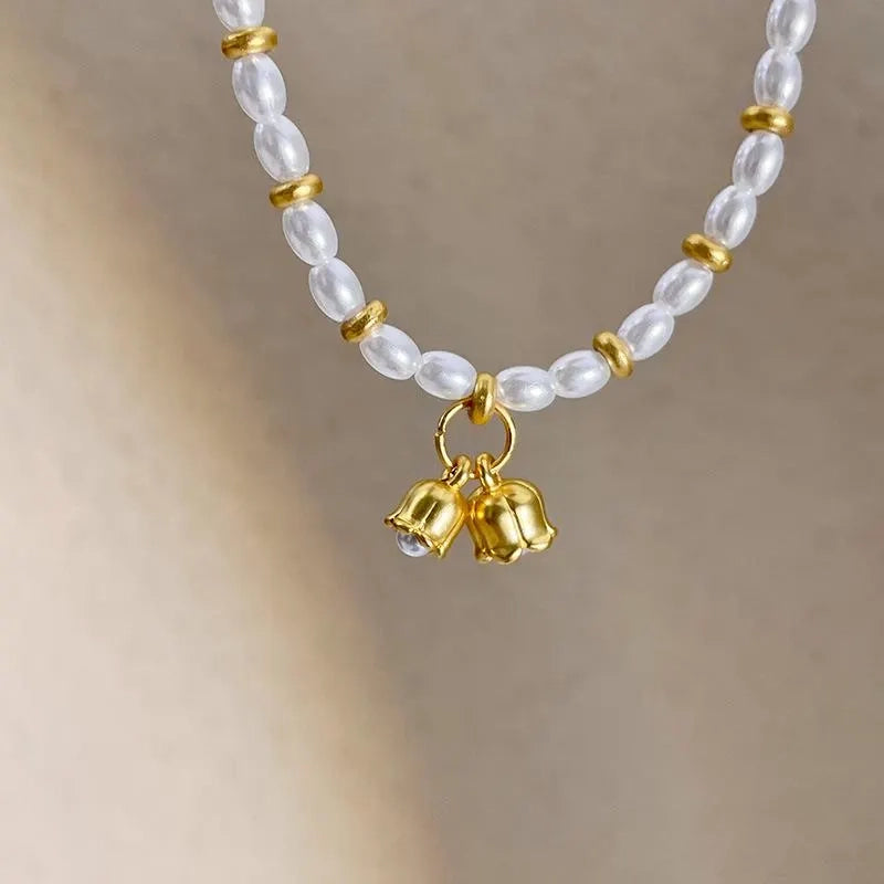 Collana fatta a mano con orchidea dorata e perle, regalo di Natale o di compleanno.
