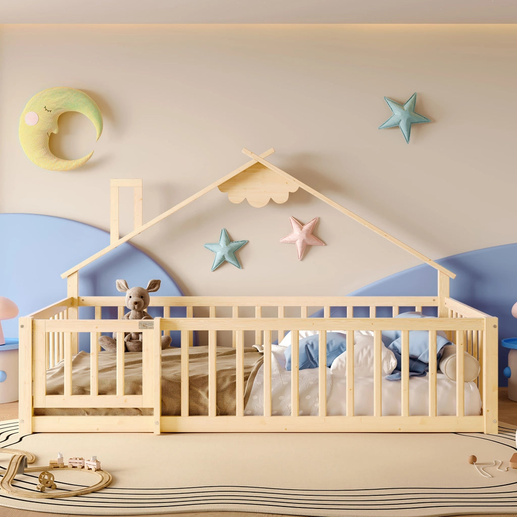 Letto per bambini 90x190 cm a forma di casa, in pino e MDF, colore naturale, con ringhiera di sicurezza
