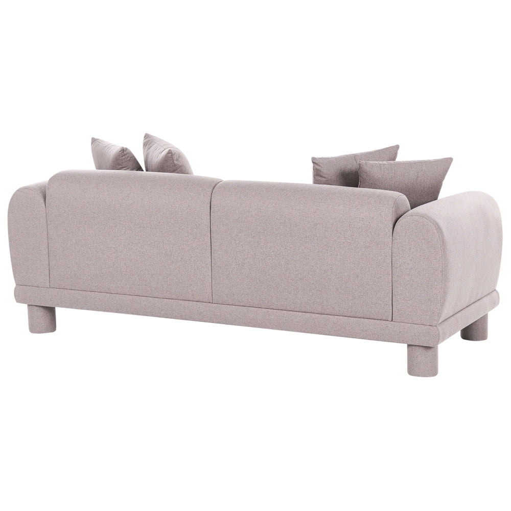 Divano a 3 posti in tessuto tortora con cuscini decorativi extra e gambe rivestite stile retrò-moderno