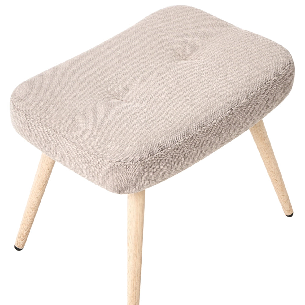 Poltrona rivestita in tessuto beige chiaro con poggiapiedi in stile retrò