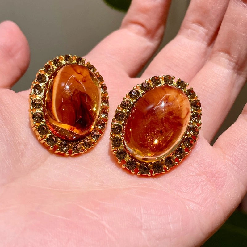 Accessori vintage, sofisticati orecchini di diamanti ispirati all'ambra di Maillard