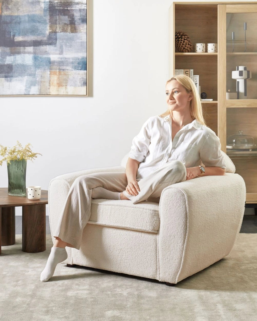 Poltrona Moderna da Soggiorno con Rivestimento in Tessuto Bouclé Beige Chiaro Schienale Imbottito e Cuscino Spesso