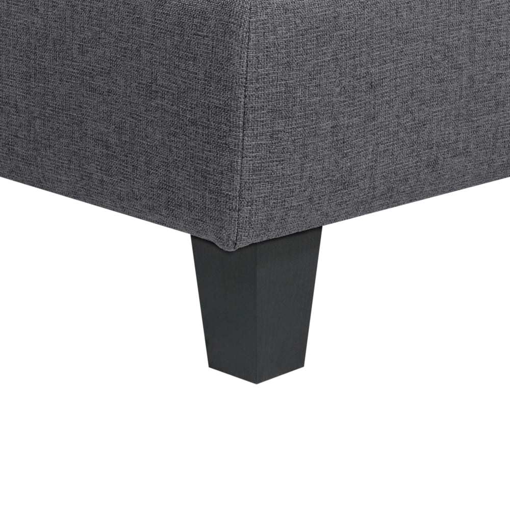 Divano componibile a 5 posti imbottito lato sinistro in tessuto grigio scuro con gambe nere e pouf stile moderno