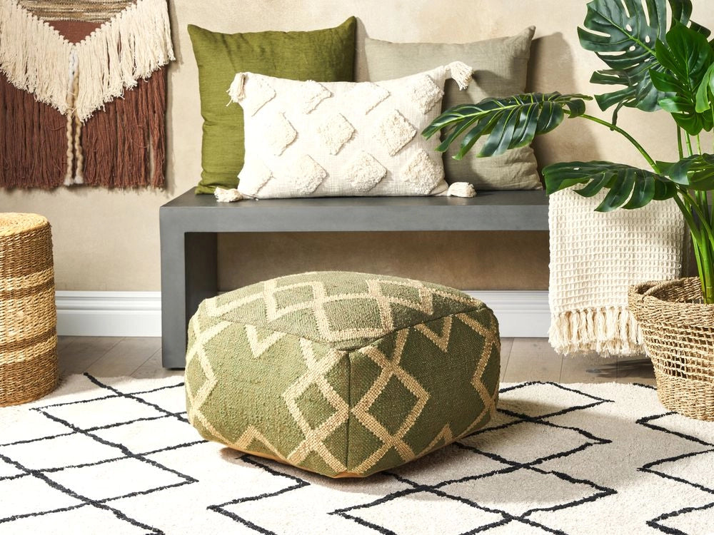 Pouf con motivo geometrico in iuta e lana tessuto a mano di colore verde e beige 50 x 50 cm soggiorno