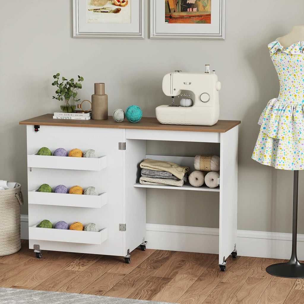 Tavolo da Cucito Pieghevole con Ruote, Mobile per Macchina da Cucire con 4 Ripiani Aperti e Ampio Piano di Lavoro, Ideale per Soggiorno, Camera da Letto e Sala Hobby (Bianco+Naturale)