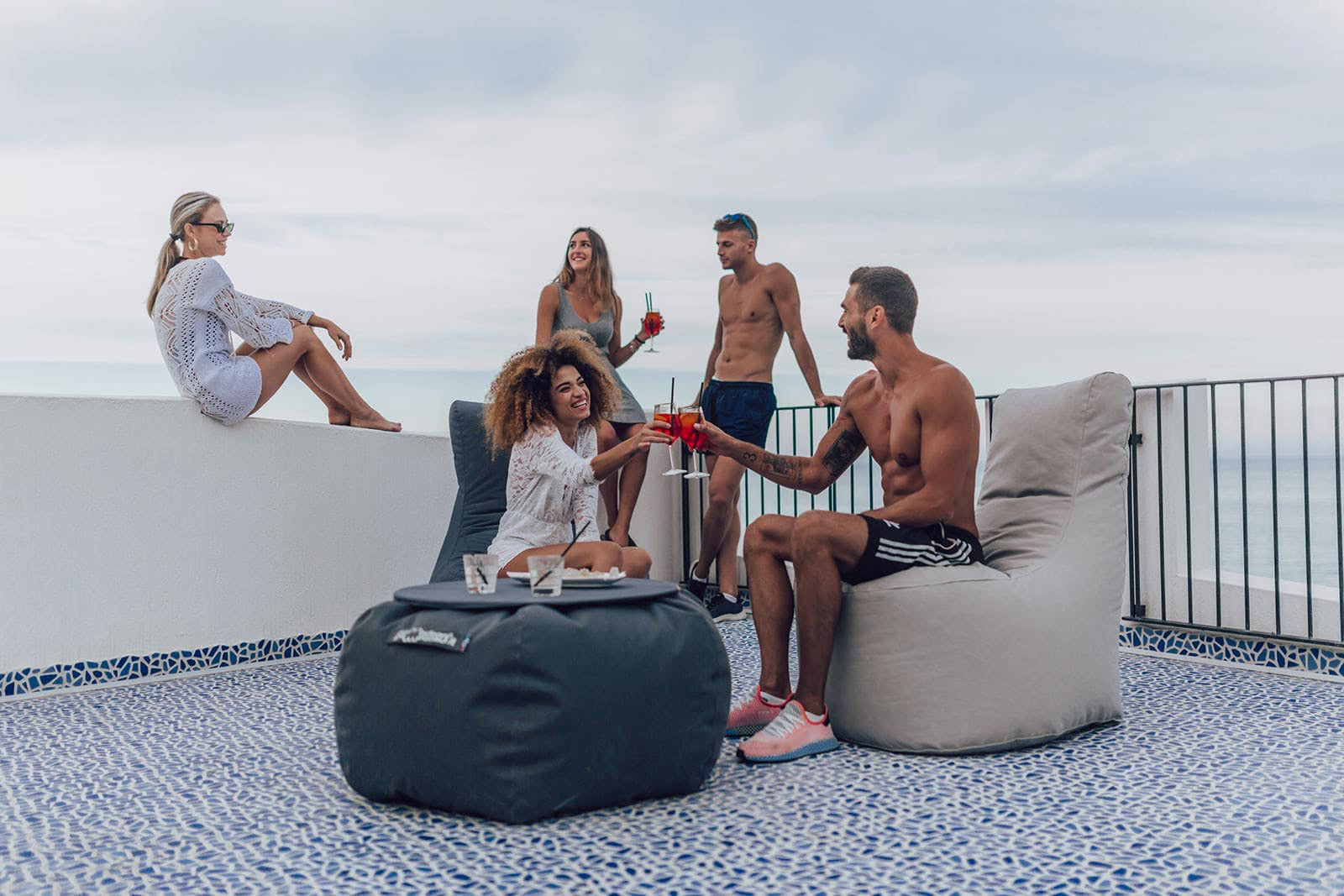 Poltrona Pouf e Tavolino in Acrilico Pomodone Grigio Chiaro