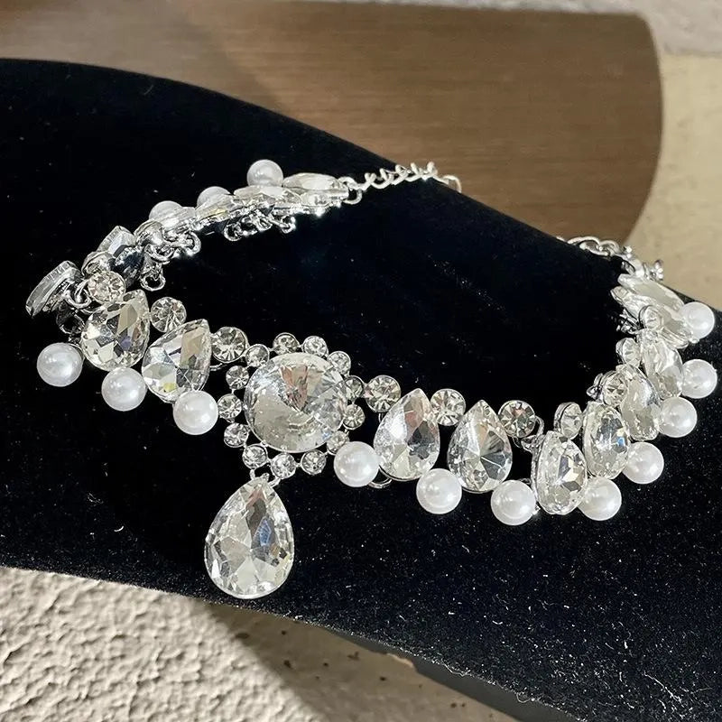 Collana barocca con diamanti realizzata a mano: un regalo scintillante al chiaro di luna.