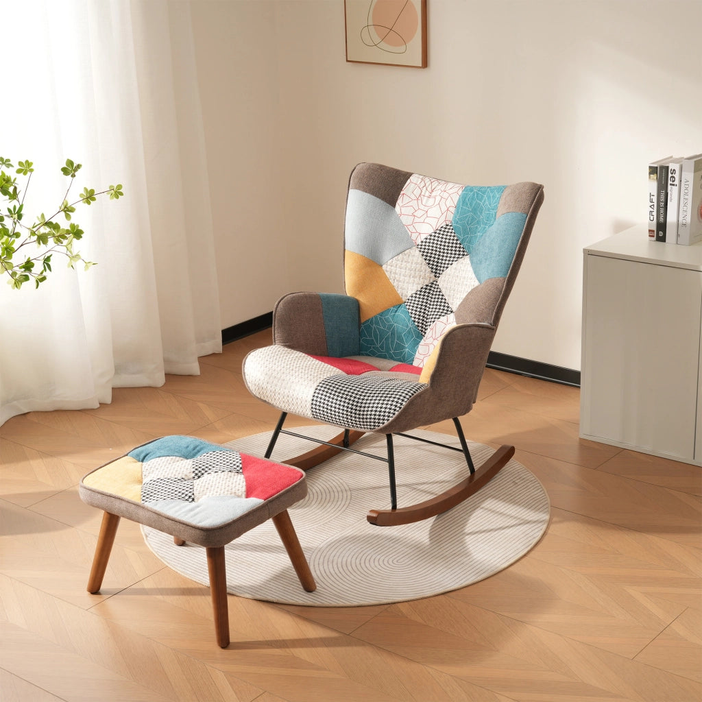 Sedia a dondolo con poggiapiedi e imbottitura in schiuma, struttura in legno massello e ferro, patchwork colorato
