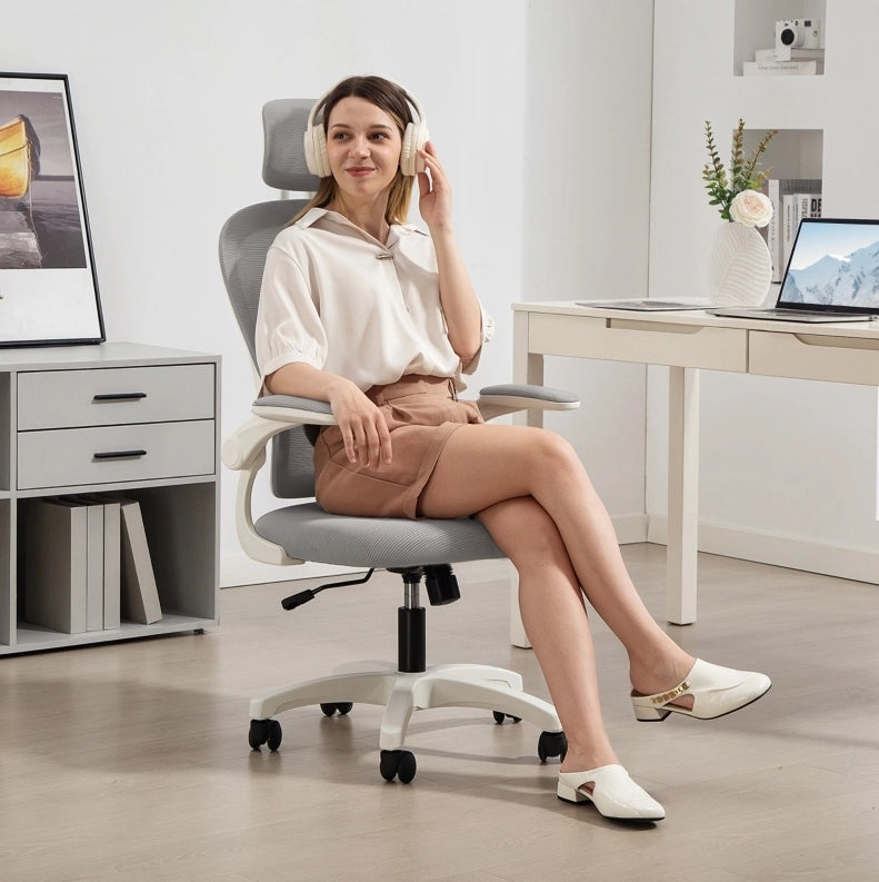 Poltrona da ufficio ergonomica grigia con schienale in rete e braccioli ribaltabili